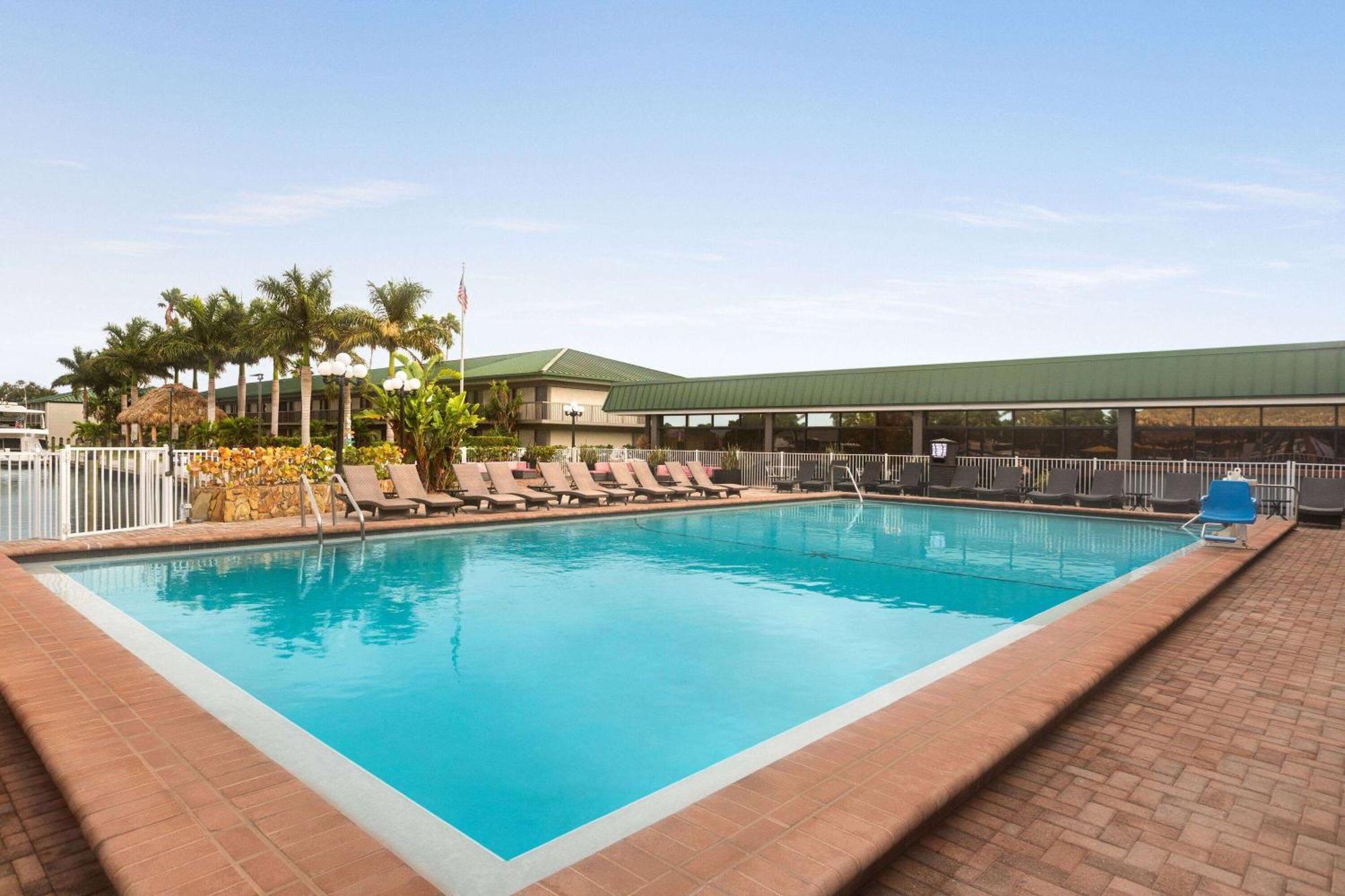 Ramada By Wyndham Sarasota Waterfront Hotel South Bradenton Exterior photo